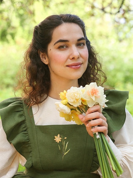 Платье из фактурого хлопка с фартуком из костюмного льна