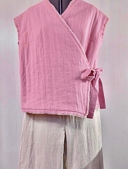 Жилет на запах и легкие штаны из муслина