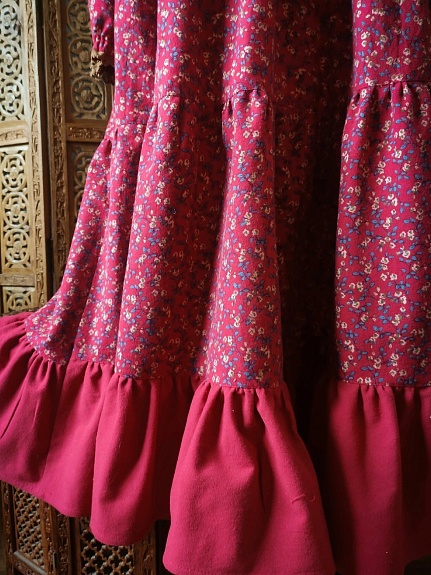 Платье из Теплого хлопка "Мелкие цветочки с веточками на малиновом"