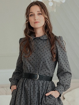 Платье из теплого хлопка в горох в графитово-зеленом цвете