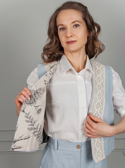 Жилет из крапивы в бирюзово-сером цвете