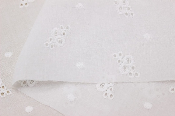 Шитье "Айлин" цв.молочно-белый, СОРТ2, общ.ш.1.5м, ш.вышитой части 1.39м, батист, хлопок-100%