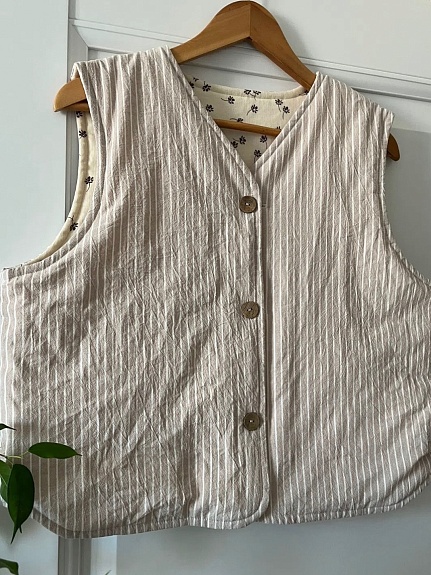 Жилет из микровельвета "Россыпь коричневых цветочков"