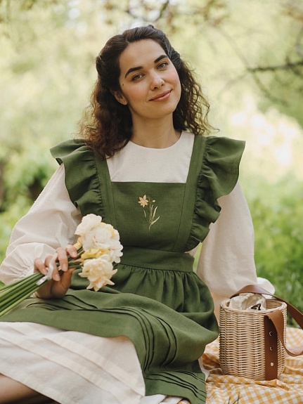 Платье из фактурого хлопка с фартуком из костюмного льна