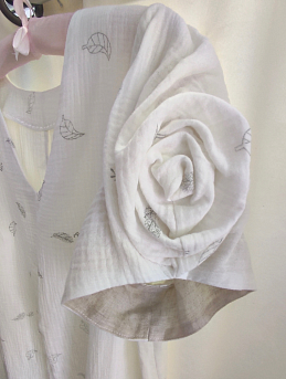 Платье с необычным коротким рукавом присборенным в виде цветка