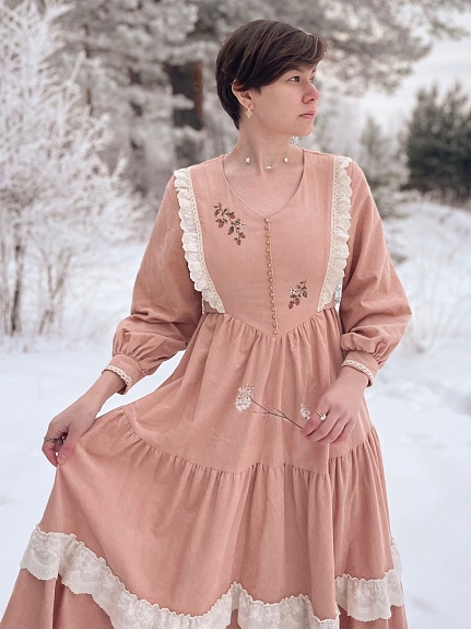 Платье с вышивкой из микровельвета