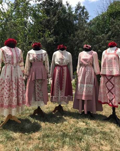 Платья в русском стиле из полульна и пестряди