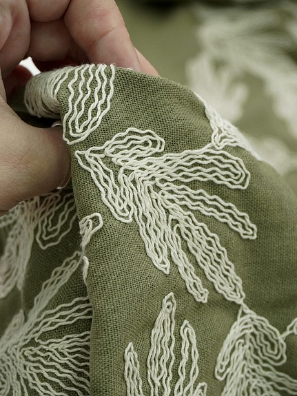 Полулен с вышитым рисунком "Дубовые листочки" цв.хаки, ш.1.35м(выш.часть1.2м), хл-50%, лен-50%