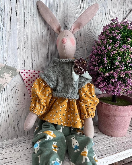 Интерьерная игрушка ручной работы из бязи и теплого хлопка  "Зайка"