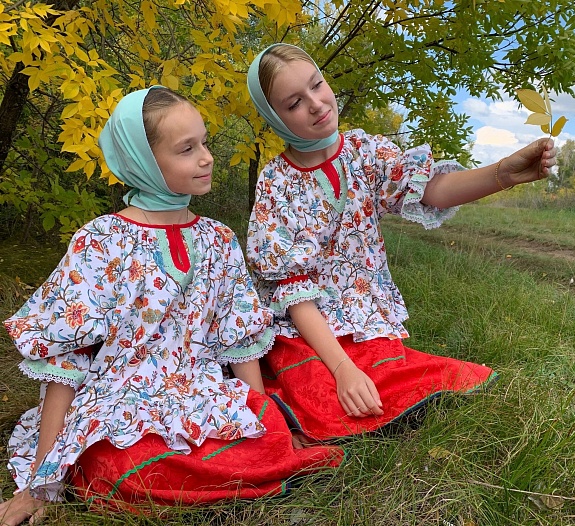 Блуза в народном стиле из сатина "Багряный цветок"