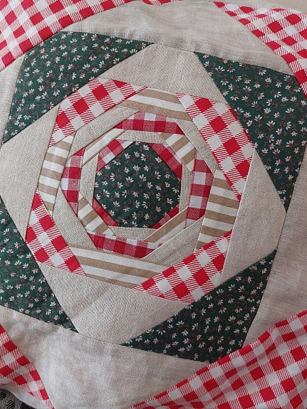 Комплект домашнего текстиля в технике пэчворк с фигурной стежкой