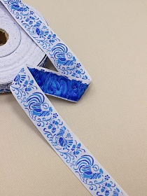 Жак.лента 32мм Васильково-бирюзовые петухи на белом