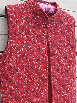 Жилет стеганый из теплого хлопка "Мелкие цветочки с веточками"