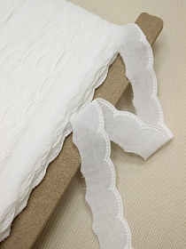 Шитье цв.молочно-белый (общая ширина 30мм, ширина вышивки 8мм), хлопок-100%, батист