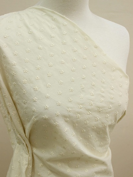 Шитье "Вышивка - незабудки" цв.кремовый, ш.1.52м (вышит.часть1.38м), батист, хл-100%, 80гр/м.кв