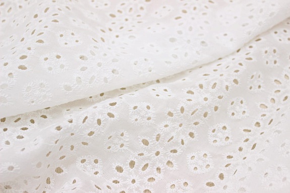 Шитье "Цветочное" цв.молочно-белый, общ.ш.1.49м, вышитой части 1.34м, батист, хлопок-100%