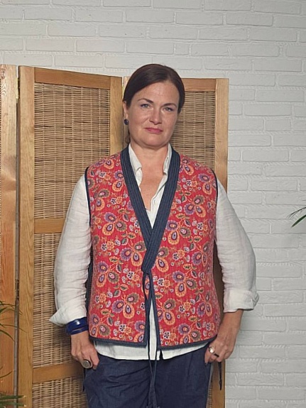 Жилет стеганый двусторонний из перкаля "Павушка"