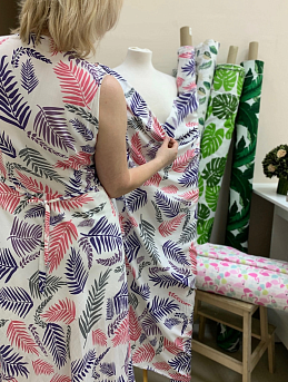 Платье без рукавов из штапеля "Цветные тропики"