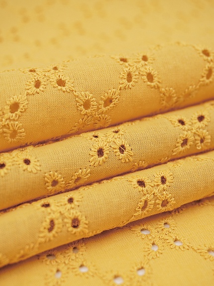 Шитье "Мелкие четырехлистники" цв.медово-желтый, ш.1.5м (выш.часть 1.37м), батист, хлопок 100%
