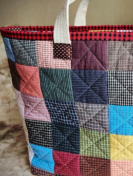 Сумка-пэчворк из набора тканей для рукоделия и комплекта образцов пестряди