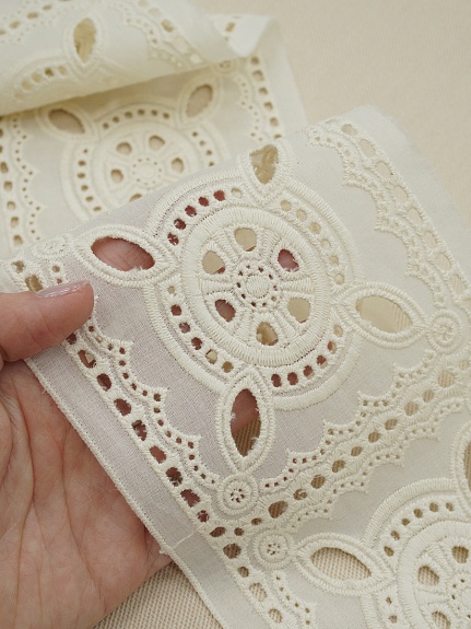 Шитье цв.кремовый (общая ширина 120мм, ширина вышивки 110мм), хл-100%, батист, раппорт 11см