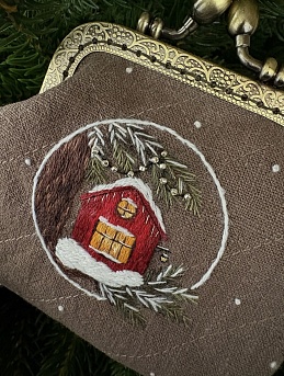 Кошелек с вышивкой из крапивы в кофейно-сером цвете