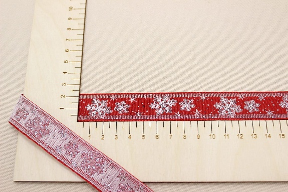 Жак.лента 23мм Серебристые снежинки на красном