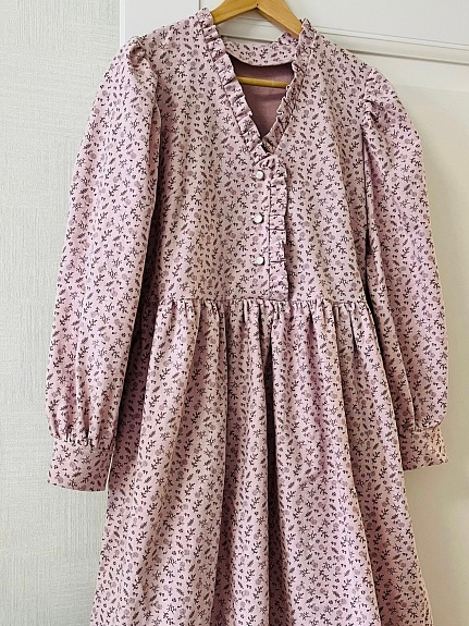 Платье из теплого хлопка "Мелкая ботаника" в розово-сиреневом цвете