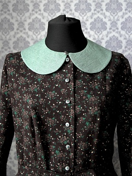 Платье из теплого хлопка "Мелкое соцветие на темно-коричневом с оттенком хаки"