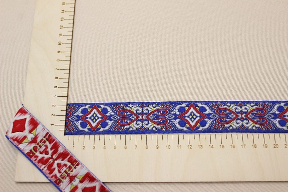 Жак.лента 32мм Бело-красный орнамент на васильковом