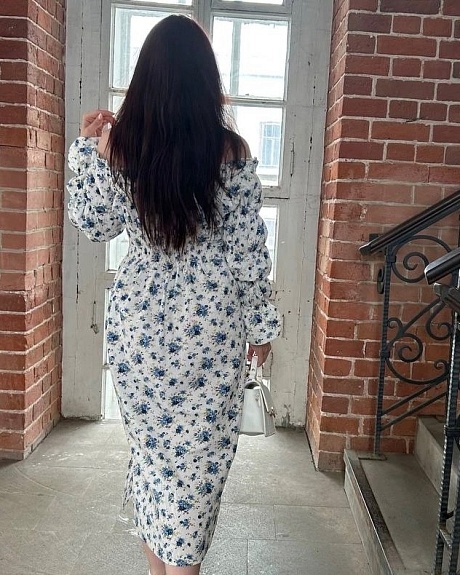 Платье из импортного хлопка "Синие букеты роз на белом"