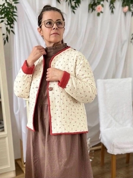 Стеганый жакет из муслина "Мелкие вишенки на ванильно-сливочном"*