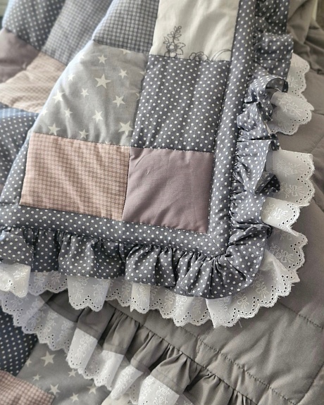 Покрывало и декоративная подушка в стиле пэчворк из перкали, поплина, бязи и оборки из шитья