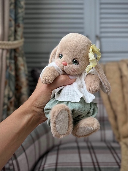 Наряд для игрушечного зайчика из муслина и микровельвета