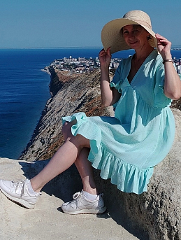 Летнее платье из двухслойного муслина с эффектом жатости