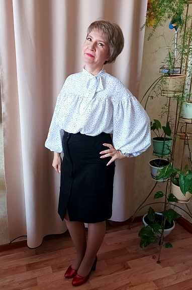 Блузка из штапеля "Черные крапинки на белом"