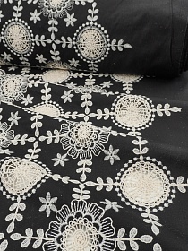 Вышитая ткань "Цветочная орбита" цв.черный, ш.1.5м (вышит. часть1.3м), хл-100%, 120гр/м.кв 