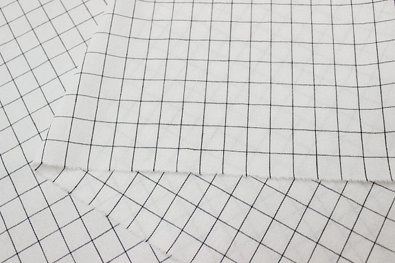 Вареный (стираный) хлопок "Черная клетка (1.6*1.8см) на молочно-белом", ш.2.5м, хл-100%, 115гр/м.кв